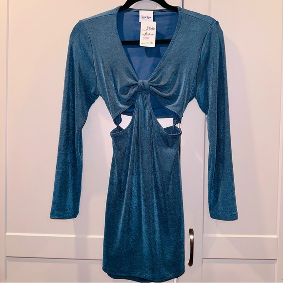 sky to moon Dresses & Skirts - Sky to moon long sleeve bow cut out semi backless mini dress size medium!